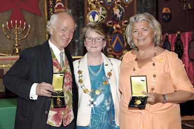 2013 års medaljörer - Manne af Klintberg (t v) och Claire Rosvall (t h). I mitten Marianne af Malmborg, ordförande Pro Patria.